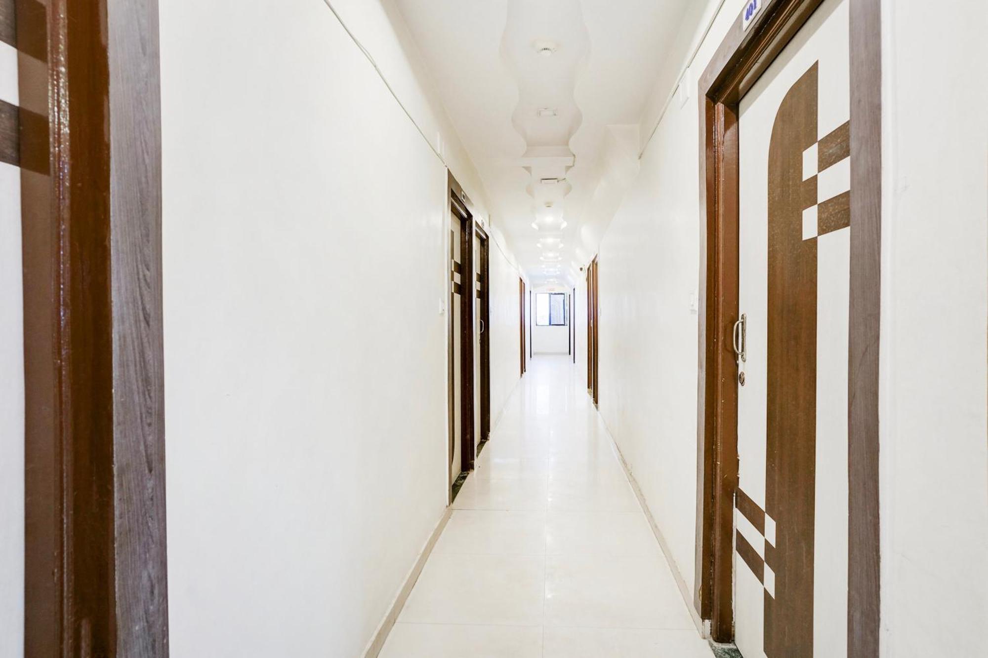 Hotel O Vanya Palace أحمد أباد المظهر الخارجي الصورة