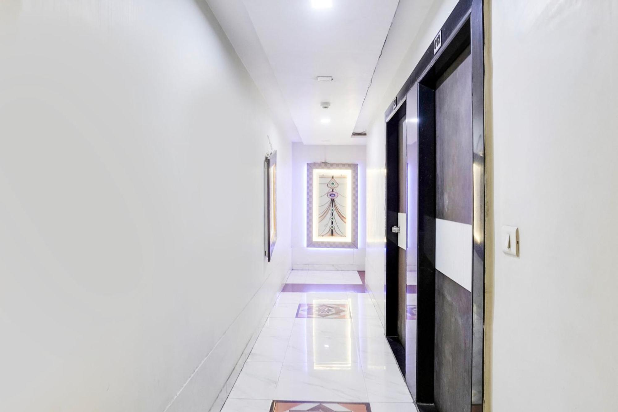 Hotel O Vanya Palace أحمد أباد المظهر الخارجي الصورة